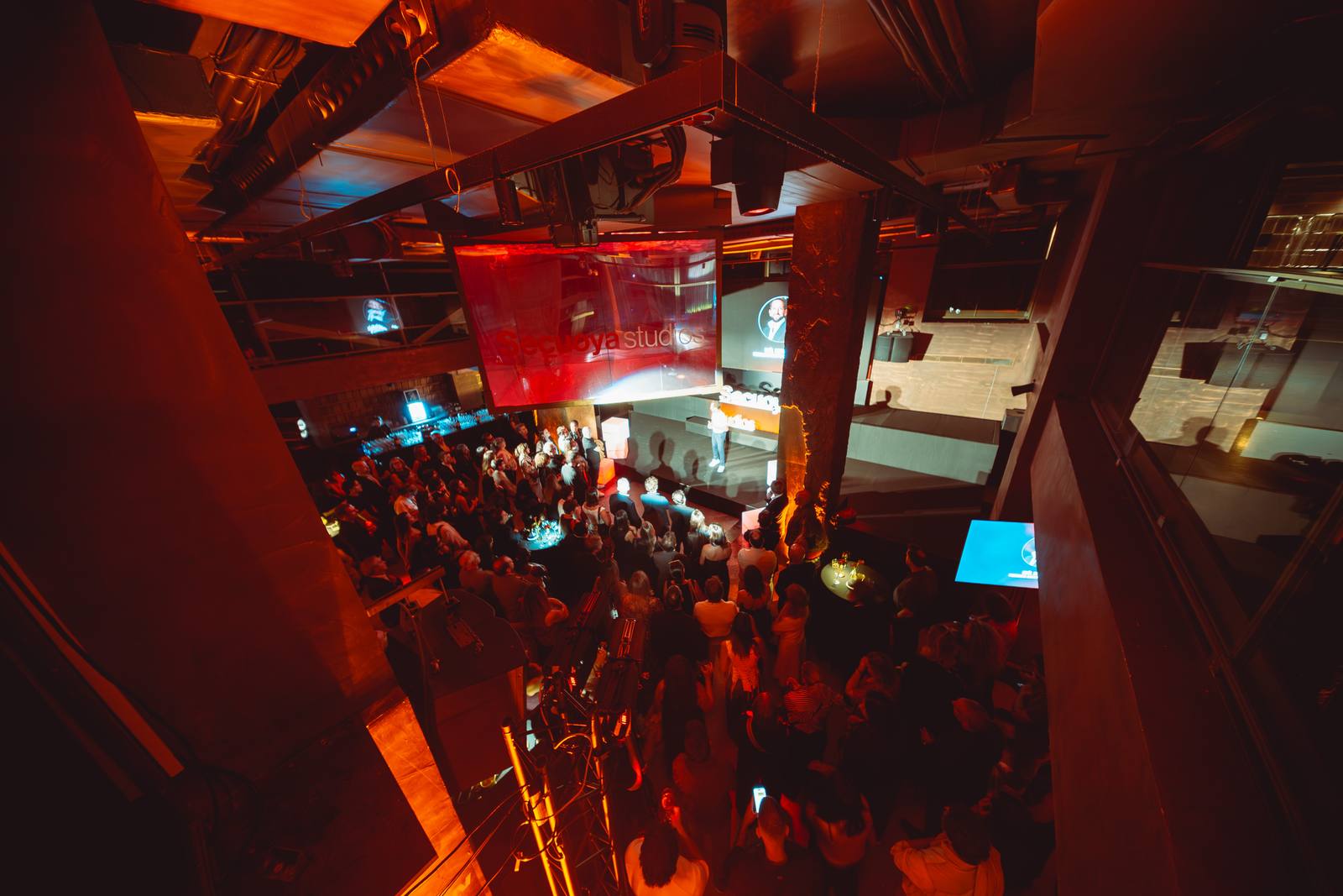 Invitados en un evento celebrado en V64